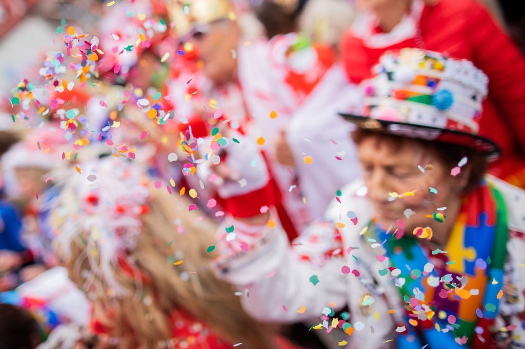 Jecken feiern Karneval.