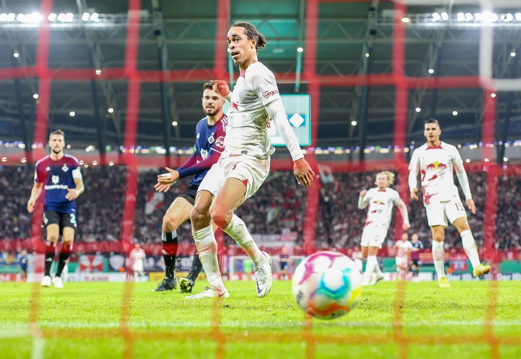 Der Leipziger Yussuf Poulsen trifft zum 1:0.