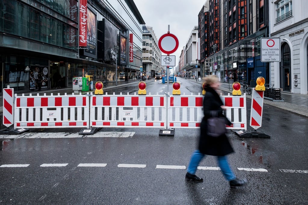 Eine Absperrung steht an der Einfahrt zu der Friedrichstraße.