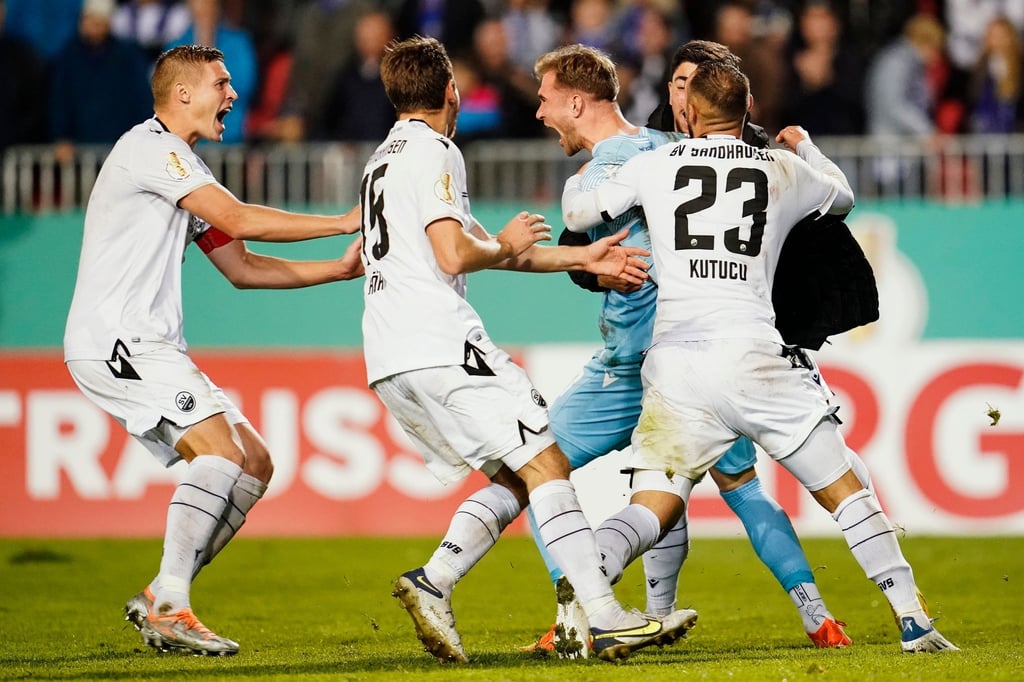 Sandhausens Torwart Nikolai Rehnen (3.v.r.) jubelt mit Mannschaftskollegen über den 10:9 Sieg nach Elfmeterschießen.