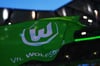Das Logo des VfL Wolfsburg ist auf einer Flagge im Stadion zu sehen.