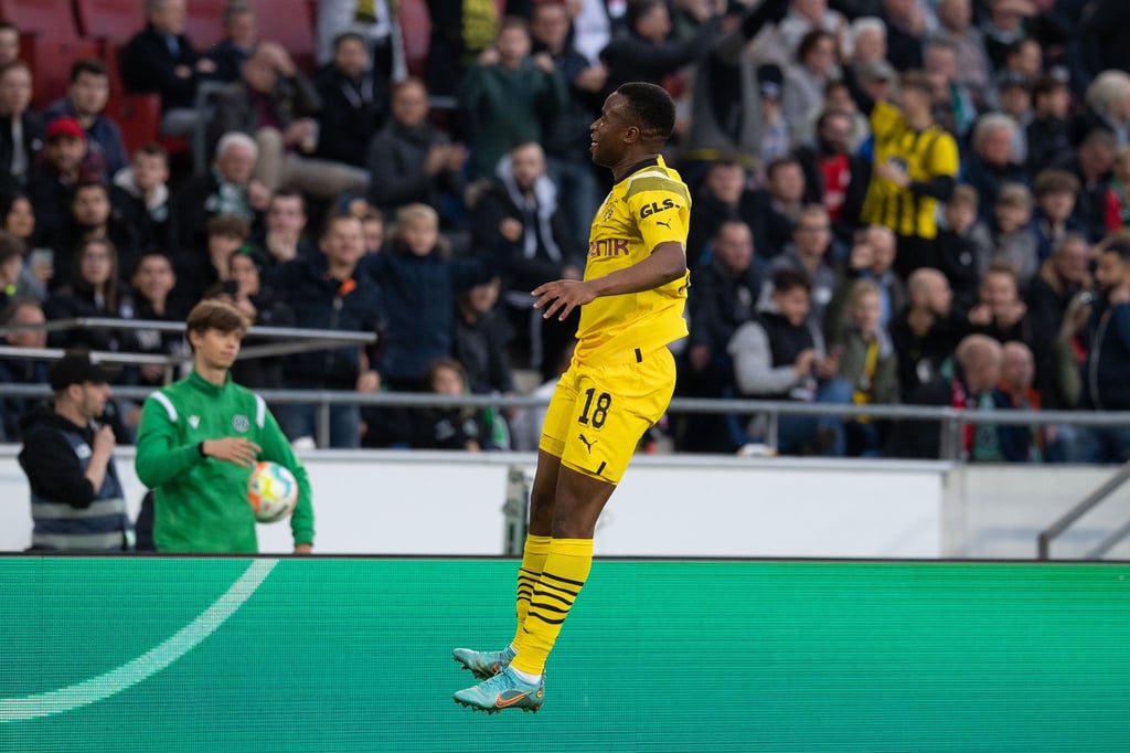 Dortmunds Youssoufa Moukoko jubelt nach seinem Tor zum 0:1.