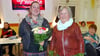 Christel Westerholz (r.) bedankte sich bei aktiven Vereinsmitgliedern wie Anne Libbe mit einem Blumenstrauß.  