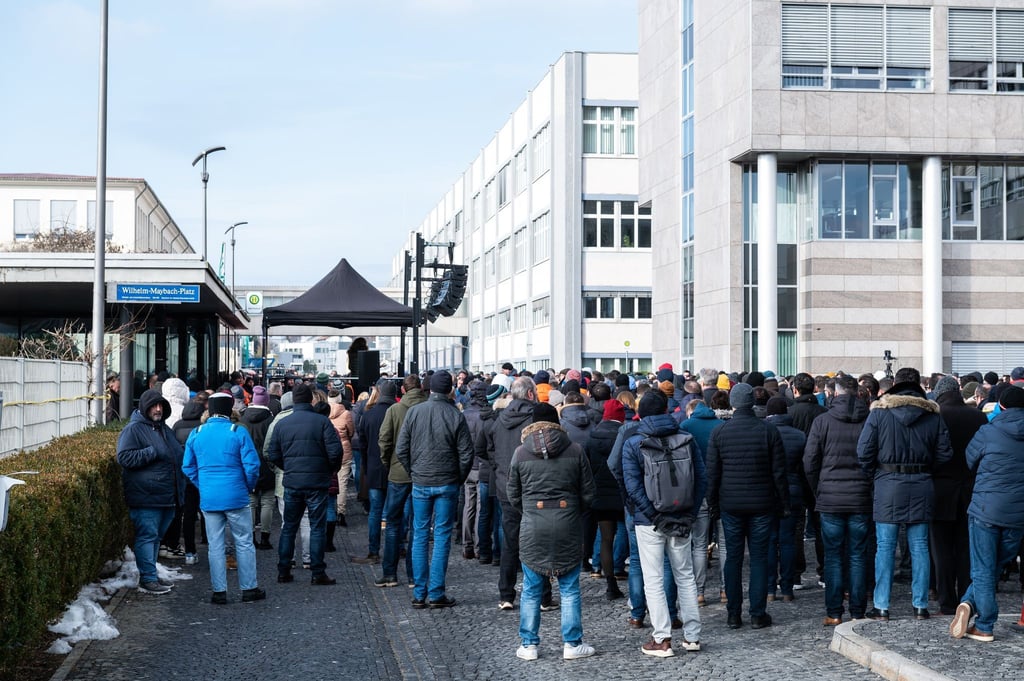 Beschäftigte bei einer Betriebsversammlung der Rolls-Royce Power Systems AG in Friedshafen auf dem Werksgelände.
