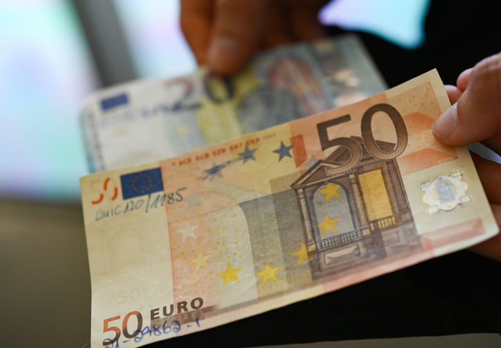 Die Bundesbank zeigt gefälschte 20-Euro- und 50-Euro-Geldscheine.