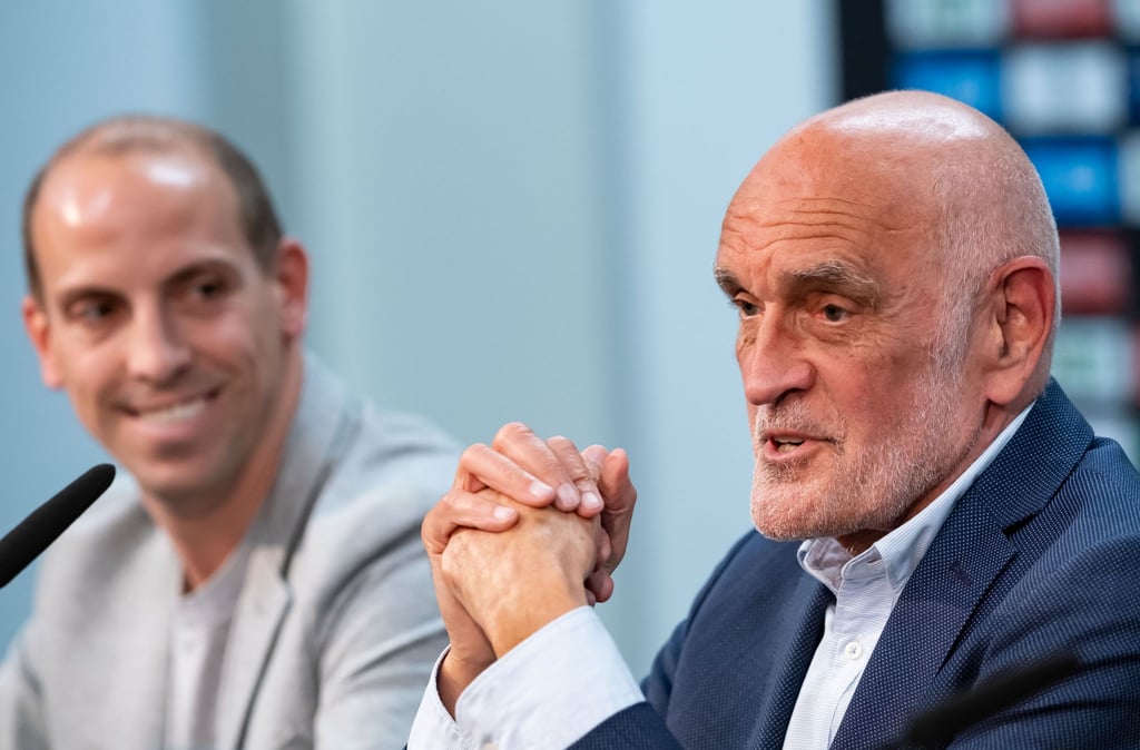 Hannover 96 Sportdirektor Jan Schlaudraff (l) und Geschäftsführer Martin Kind.