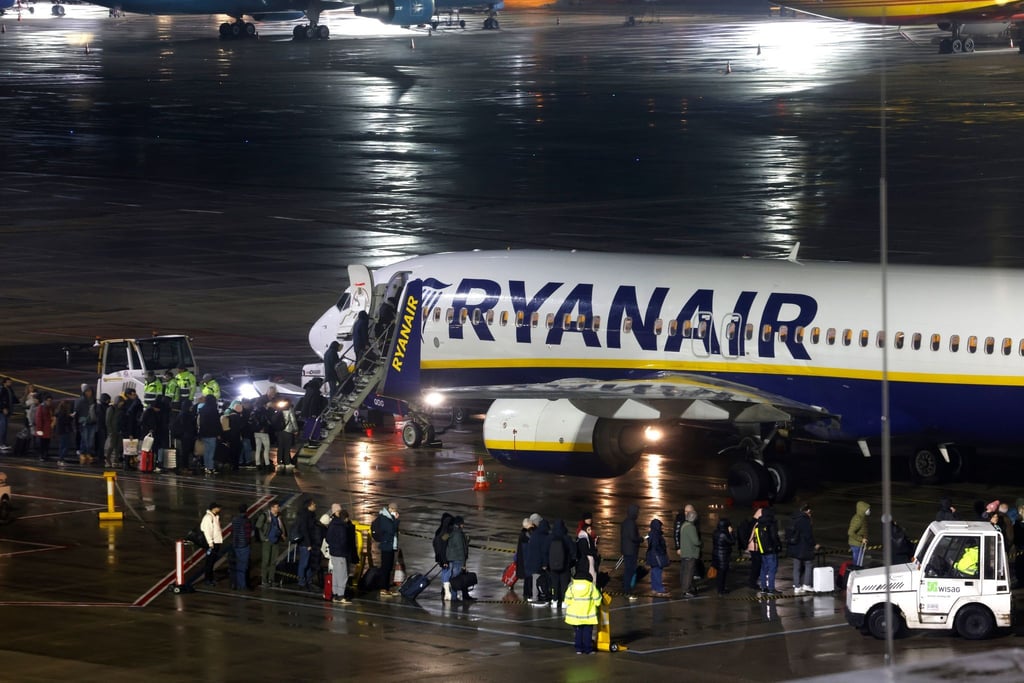 Passagiere beim Boarding einer Ryanair-Maschine am Flughafen Köln/Bonn.