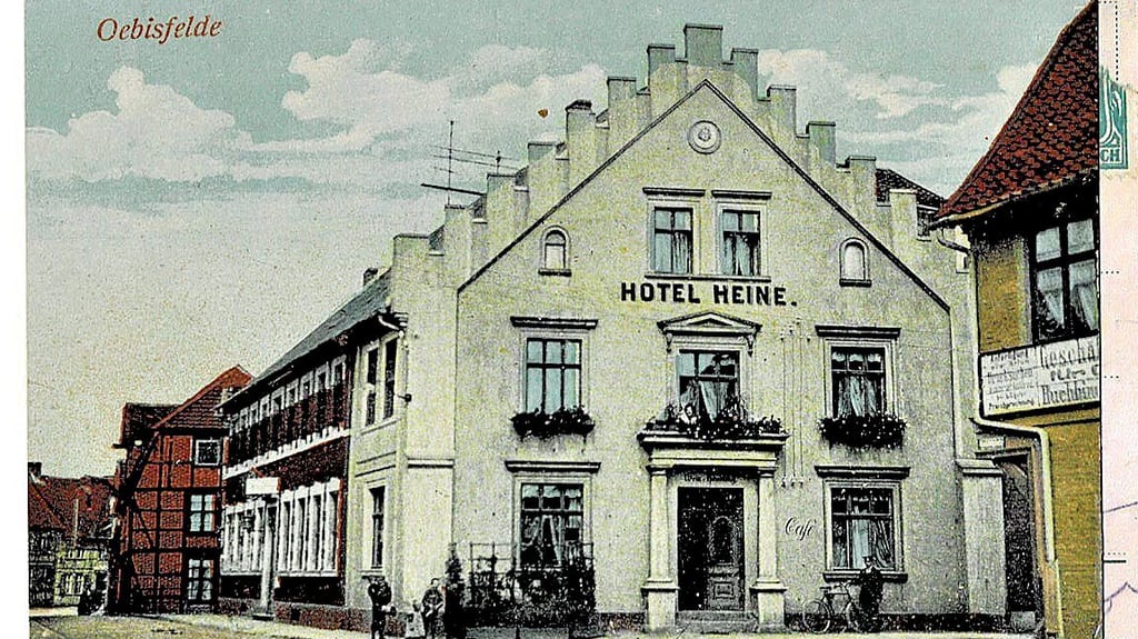 Das Gründerzeit-Haus wurde wahrscheinlich zum Ende des 19. Jahrhunderts gebaut. In dem einst imposanten Gebäude befand sich neben dem Hotel Heine auch ein Cafe.