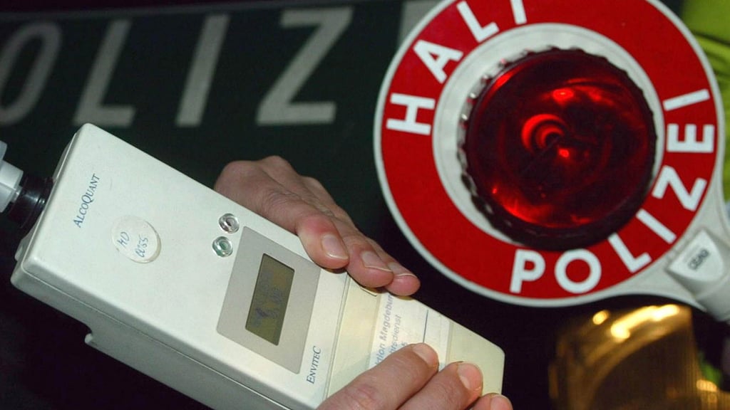 Einen betrunkenen Pkw-Fahrer stoppte die Polizei Sonntag gegen 19.15 Uhr auf der Autobahn 38 bei Schafstädt