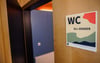 An der Universität Halle weisen neue Schilder auf die All-Gender-WCs hin. 