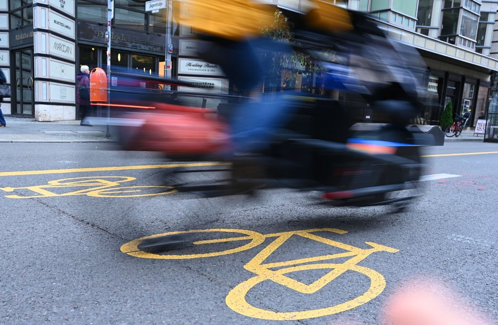 Ein Fahrradfahrer fährt auf dem autofreien Abschnitt auf der Friedrichstraße. Die Umwidmung in eine Fußgängerzone sorgt in Berlin für Diskussionsstoff.