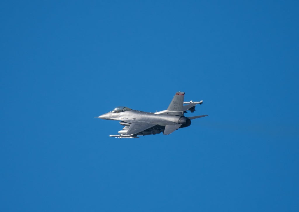 Ein Kampfflugzeug vom Typ F-16 über der Eifel bei Spangdahlem.
