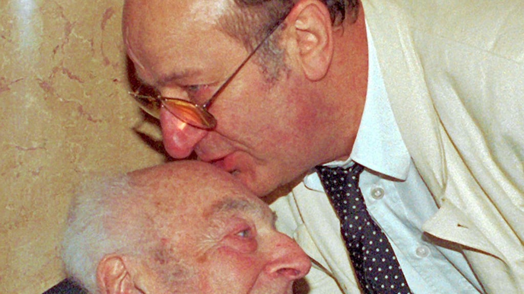„Dann küsse ich Stefan auf die Glatze“: Manfred Krug beglückwünscht den Schriftsteller Stefan Heym 1998 zum 85. Geburtstag.