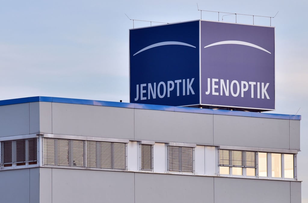 Das Logo des Unternehmens „Jenoptik“ auf dem Dach eines Betriebsteils der Thüringer Jenoptik AG.