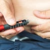 Blutzucker richtig einstellen: Mit einem Pen können Diabetiker Insulin selbst injizieren.