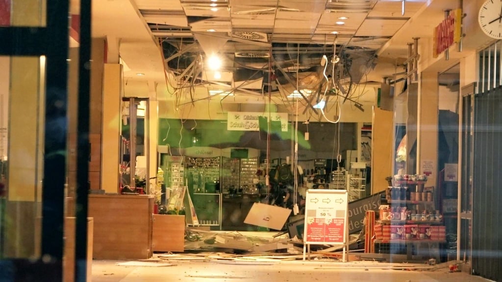 Unbekannte haben in der Nacht zu Montag einen Geldautomaten gesprengt.