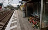 Blumen und Kerzen im Wartehäuschen am Bahnhof von Brokstedt im Gedenken an die Opfer der Messerattacke.