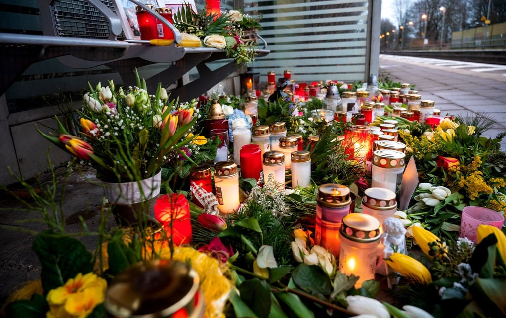 In Gedenken: Kerzen und Blumen in einem Wartehäuschen im Bahnhof Brokstedt.