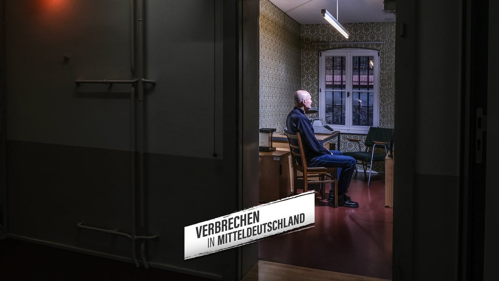 Lothar Rochau sitzt im Roten Ochsen in Halle auf dem Stuhl, auf dem er in stundenlangen Verhören gebrochen werden sollte.