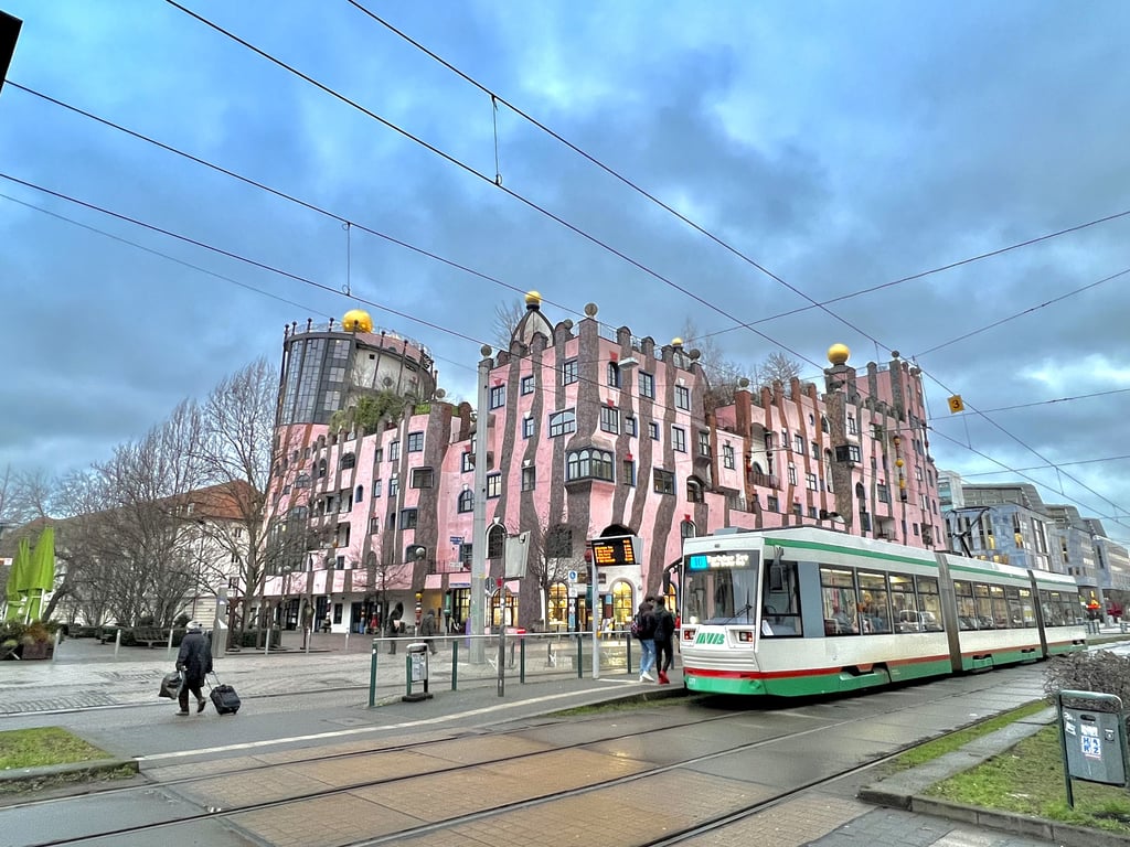 Die Linie 10 in Richtung Barleber See hält direkt an den bekanntesten Sehenswürdigkeiten in Magdeburg und kann als die Sightseeing-Straßenbahn in Magdeburg von Besuchern genutzt werden.