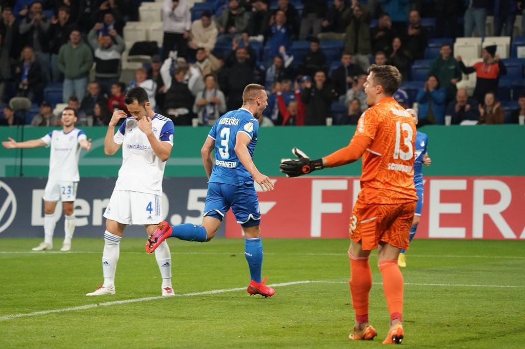 Der Hoffenheimer Pavel Kaderabek (M.) freut sich über sein Tor zum 5:0.