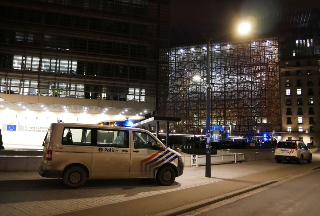 Mehrere Polizeiautos in der Nähe der Metrostation Schuman vor dem EU-Hauptquartier.