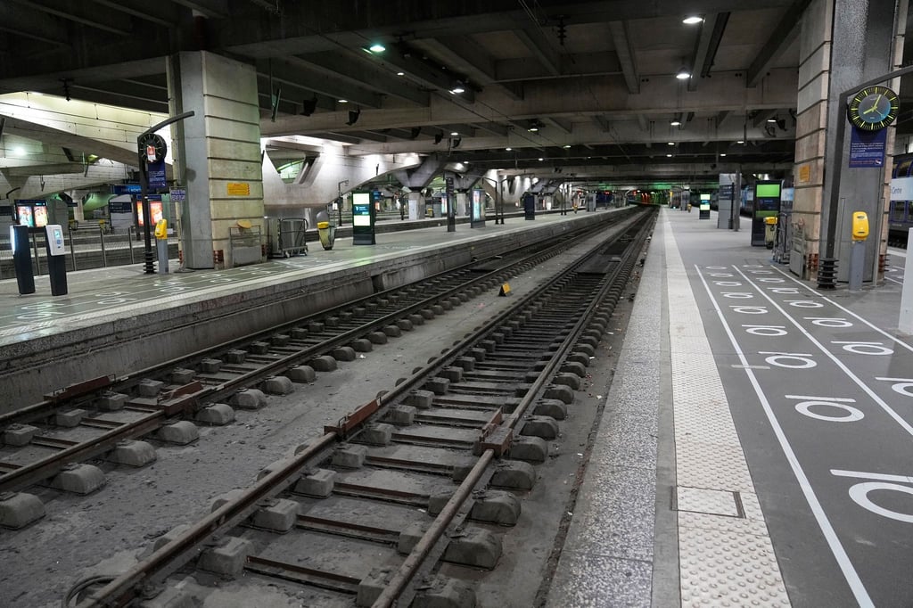 Verlassene Bahnsteige am Bahnhof Montparnasse. Der Streik in Frankreich betrifft auch den Bahnverkehr nach Deutschland.