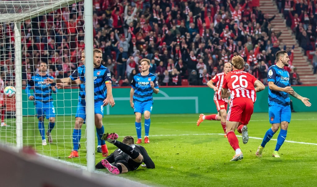 Berlins Tymoteusz Puchacz (2.v.r) trifft zum 1:0.