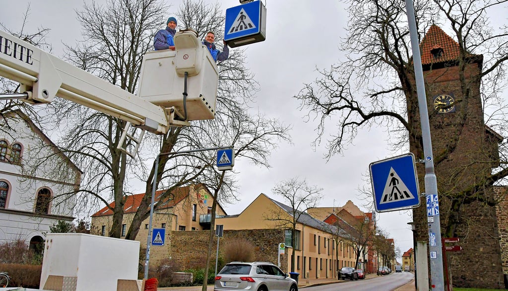 Am Zebrastreifen in der Bülstringer Straße wurde eine LED_Beleuchtung installiert.