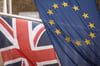 Die Flaggen von Großbritannien und der EU.