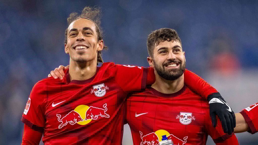 Yussuf Poulsen (l.) und Josko Gvardiol jubeln nach dem Sieg auf Schalke.