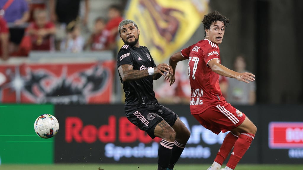 DeAndre Yedlin und Caden Clark (r.) kämpfen um den Ball.