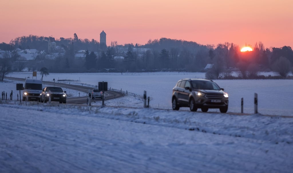 Verbrauch im Stand: Stau im Winter: Wie lange das Auto mit Heizung durchhält