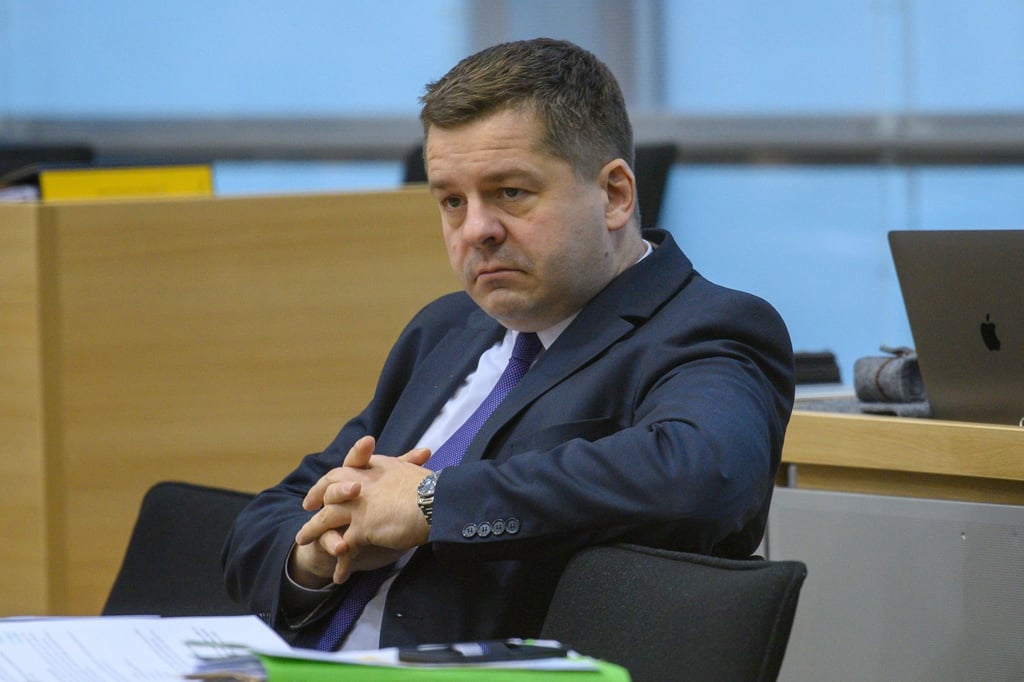 Sven Schulze (CDU), Minister für Wirtschaft, Tourismus, Landwirtschaft und Forsten des Landes Sachsen-Anhalt sitzt im Plenarsaal.
