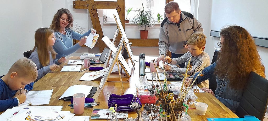 Eleonora und Andreji Shcherban bei der Arbeit mit Kindern in ihrer Kunstwerkstatt in der Harnackstraße in Biederitz.