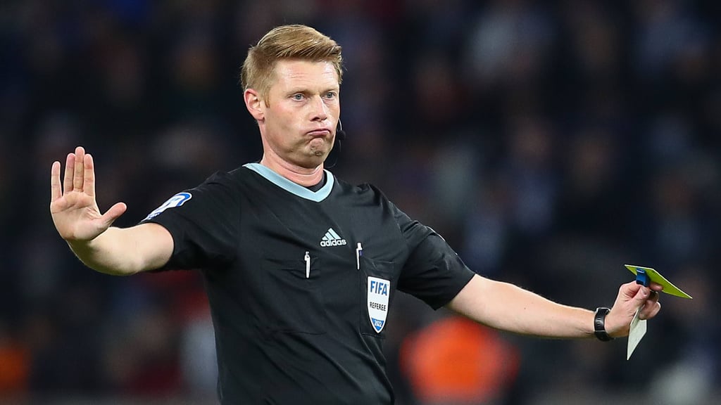 FIFA-Schiedsrichter Christian Dingert leitet RB Leipzig - 1899 Hoffenheim im DFB-Pokal.