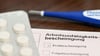 Während Arbeitgeber Krankendaten elektronisch abrufen können, besteht das Jobcenter noch ein weiteres Jahr auf die AU-Bescheinigung in Papierform.