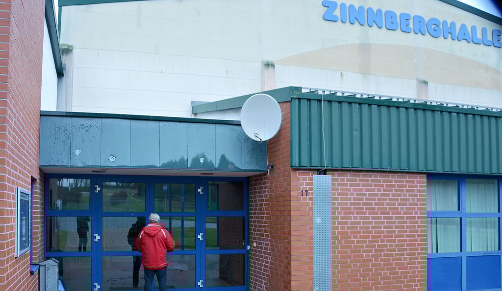 Eine Straßenlampe leuchtet vor der Klötzer Zinnberghalle seit Wochenanfang wieder. Sehr zur Freude der aktiven Sportler. Allerdings fehlt die Leuchtkraft die drei restlichen Straßenlampen. Diese werden aus einem Innenraum des Gebäudes angeschaltet, worüber die Sportler nicht informiert sind.