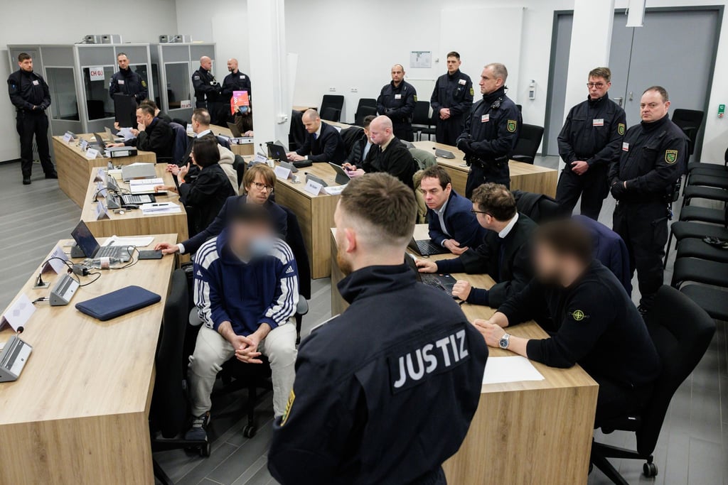 Die Angeklagten sitzen neben ihren Anwälten im Gerichtssaal des Oberlandesgerichts vor der Verhandlung im Prozess um den Juwelenraub auf das Grüne Gewölbe im Dresdner Residenzschloss im November 2019.