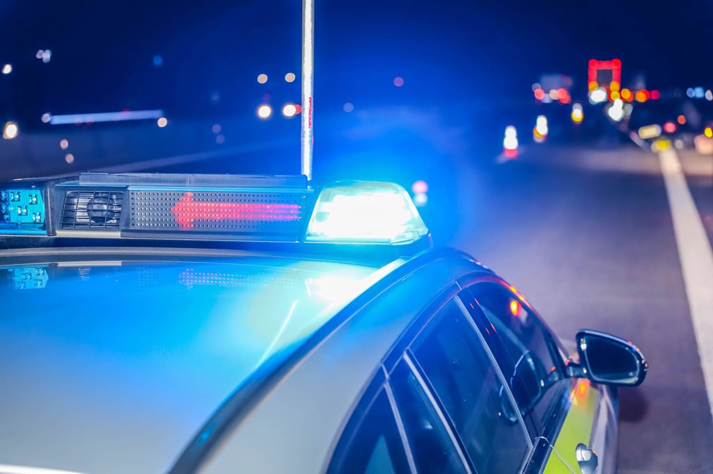 Die Polizei sichert eine Unfallstelle.
