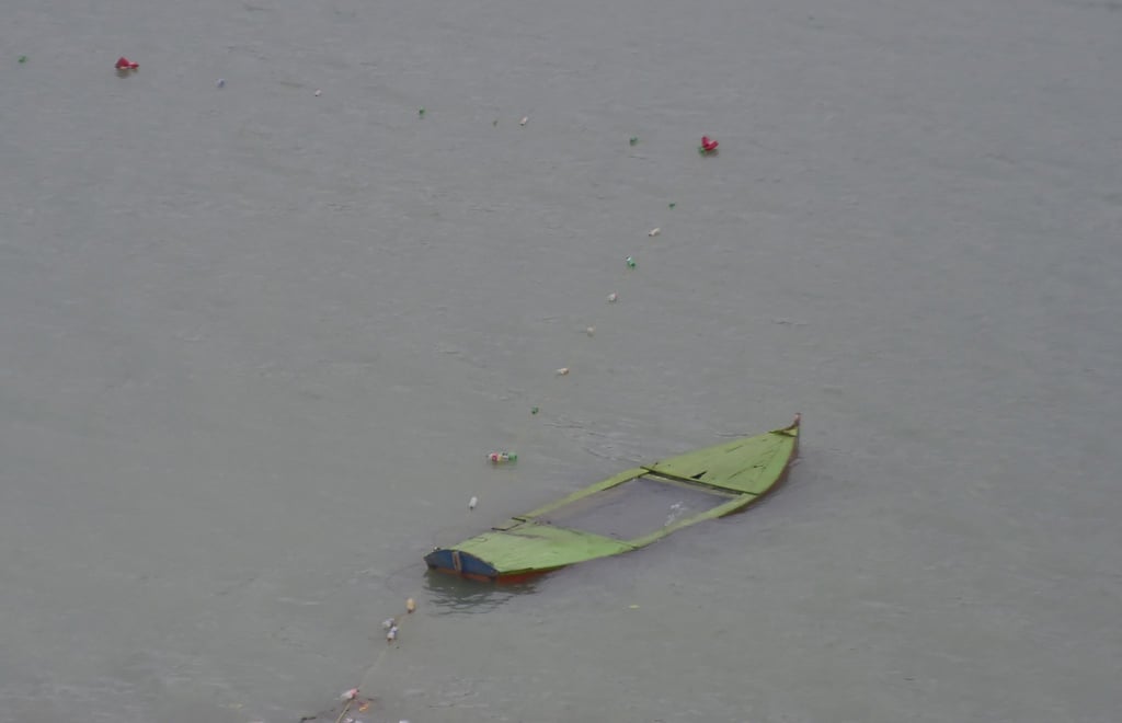 Ein gekentertes Boot treibt auf dem Tanda-See in der pakistanischen Provinz Khyber Pakhtunkhwa.