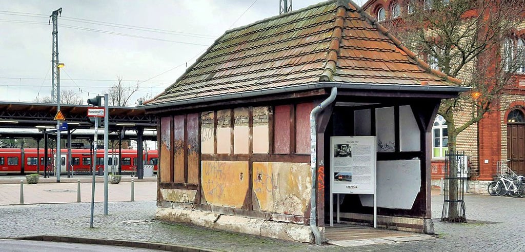 Die Stadt Stendal plant, das Tunnelhaus am Hauptbahnhof abzureißen. Ein Architekt möchte es als Lichthäuschen erhalten.