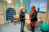 Sozialministerin Petra Grimm-Benne (re.) übergibt den Förderbescheid an die leitende Hebamme des Klinikums, Susanne Bantel. 