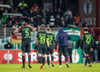 Wolfsburgs Spieler gehen nach dem Spiel zu den mitgereisten Fans.