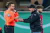 Paderborns Trainer Lukas Kwasniok (r) beschwert sich bei Schiedsrichter Daniel Schlager.