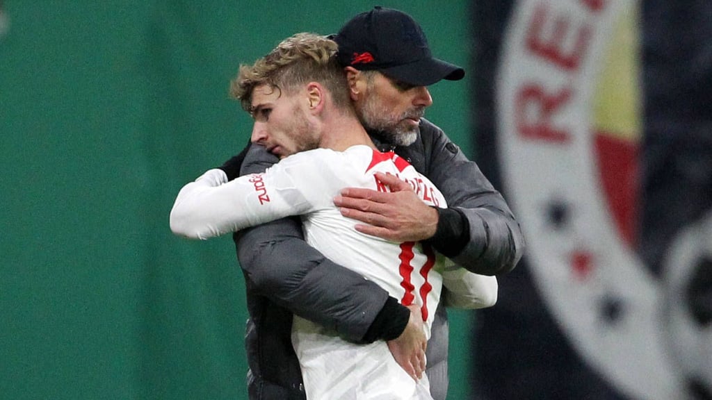 Extra enge Umarmung von Marco Rose mit RB-Stürmer Timo Werner nach dessen Tor gegen Hoffenheim