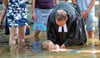 Bei dem geplanten Tauffest des Kirchenkreises Stendal in Arneburg können sich Interessenten unter anderem in der Elbe taufen lassen. Eine Taufschale steht für diejenigen breit, die sich nicht in den Fluss trauen.