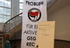 Plakate zur Besetzung hängen am Haupteingang der Bauhaus Universität.