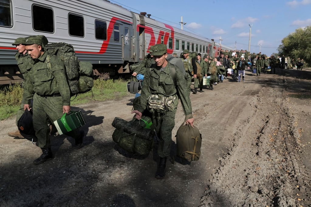 Russische Rekruten auf einem Bahnhof in Prudboi in der Region Wolgograd.