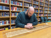 Der Papyrologie-Junior-Professor Patrick Reinard studiert den Text einer Papyrus-Rolle an der Universität Trier.